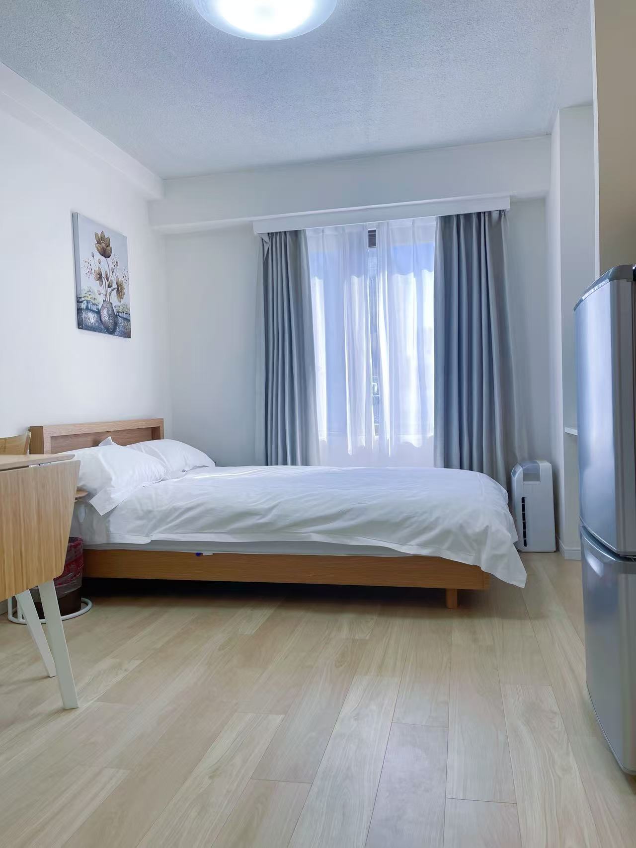 名古屋栄商业圈现代化公寓建筑外观，现代简约设计风格，玻璃幕墙立面，周围绿植环绕，阳光充足